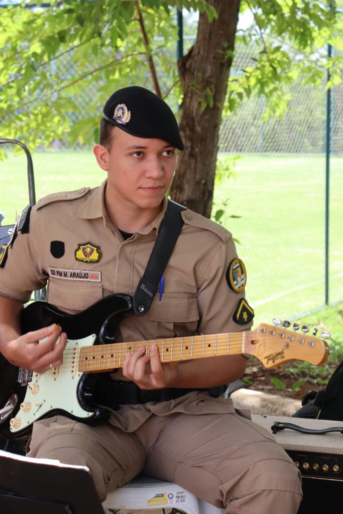 Matheus Silva Araújo é o criador do Araujo Music Lab, músico profissional e educador. Com experiência em diversos instrumentos e na banda da Polícia Militar do Estado do Tocantins, ele compartilha seu conhecimento para ajudar músicos de todos os níveis a aprimorarem suas habilidades de forma inspiradora e acessível.